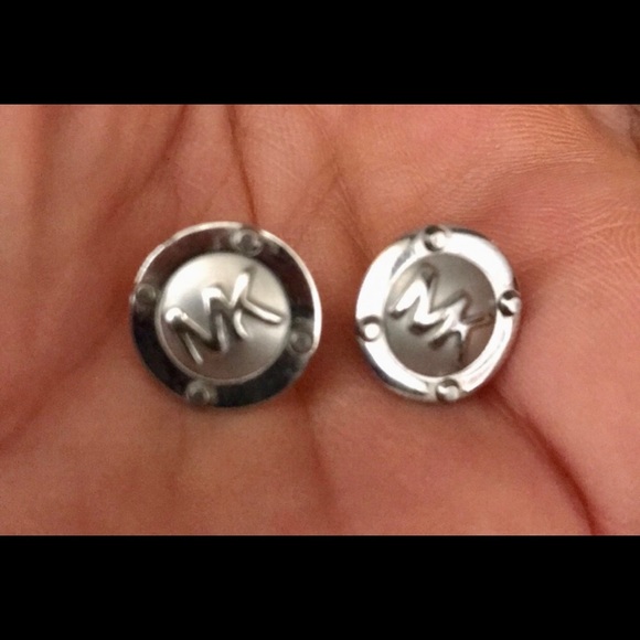 Michael KORS SOLID SILVER TONE ROUND DESIGNER LOGO STUDS - Picture 3 of 5
